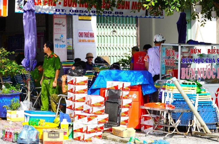 Nhiều hàng hóa của các cửa tiệm gần nơi xảy ra hỏa hoạn được tiểu thương di dời ra bên ngoài nhằm đảm bảo an toàn.