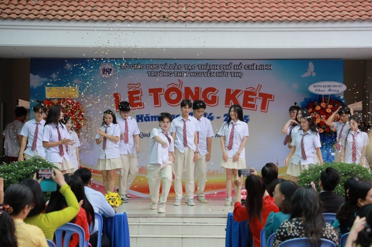 Học sinh Trường THPT Nguyễn Hữu Thọ (phường Xóm Chiếu, TPHCM) trong lễ tổng kết năm học. Ảnh: Fanpage nhà trường