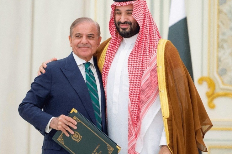 Thái tử Ả-rập Xê-út Mohammed bin Salman (phải) và Thủ tướng Pakistan Shehbaz Sharif sau khi ký hiệp ước phòng thủ chung, ngày 17/9. (Ảnh: Reuters)