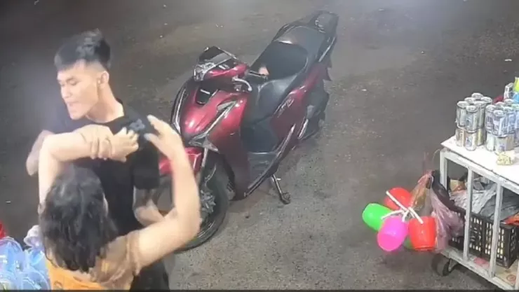 Dù bị đánh, bà N vẫn liên tục bình tĩnh ngăn cản nam thanh niên đã hành hung con gái mình. Ảnh chụp màn hình.