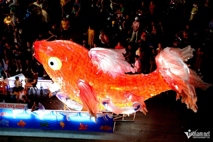 Hàng chục nghìn người đổ về xem đèn Trung thu khổng lồ rực sáng ở Tuyên Quang - 19