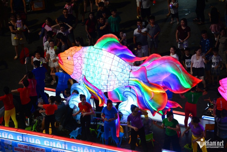 Hàng chục nghìn người đổ về xem đèn Trung thu khổng lồ rực sáng ở Tuyên Quang - 20