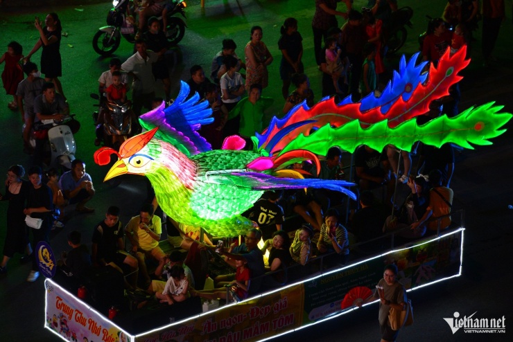 Hàng chục nghìn người đổ về xem đèn Trung thu khổng lồ rực sáng ở Tuyên Quang - 18