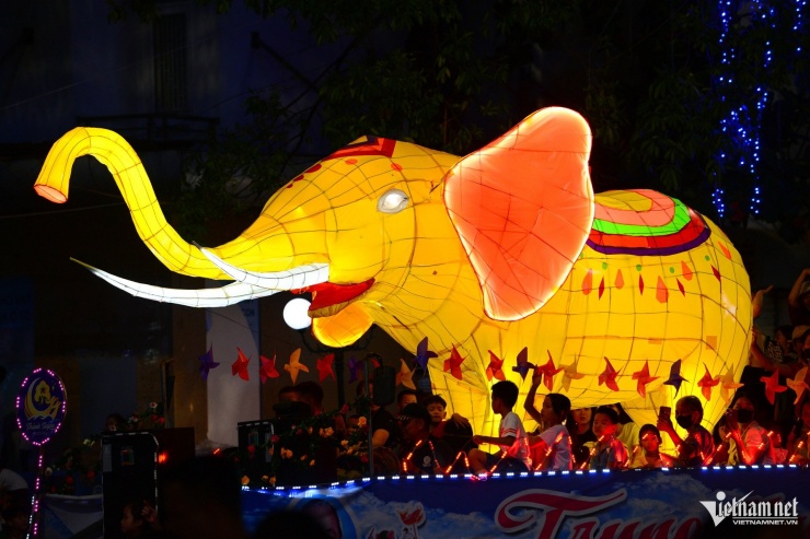 Hàng chục nghìn người đổ về xem đèn Trung thu khổng lồ rực sáng ở Tuyên Quang - 13