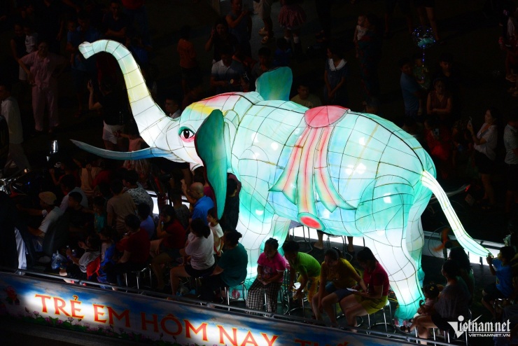 Hàng chục nghìn người đổ về xem đèn Trung thu khổng lồ rực sáng ở Tuyên Quang - 8