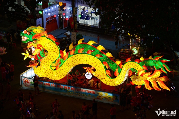 Hàng chục nghìn người đổ về xem đèn Trung thu khổng lồ rực sáng ở Tuyên Quang - 4