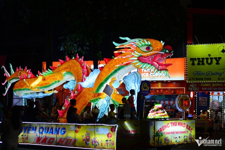 Hàng chục nghìn người đổ về xem đèn Trung thu khổng lồ rực sáng ở Tuyên Quang - 5