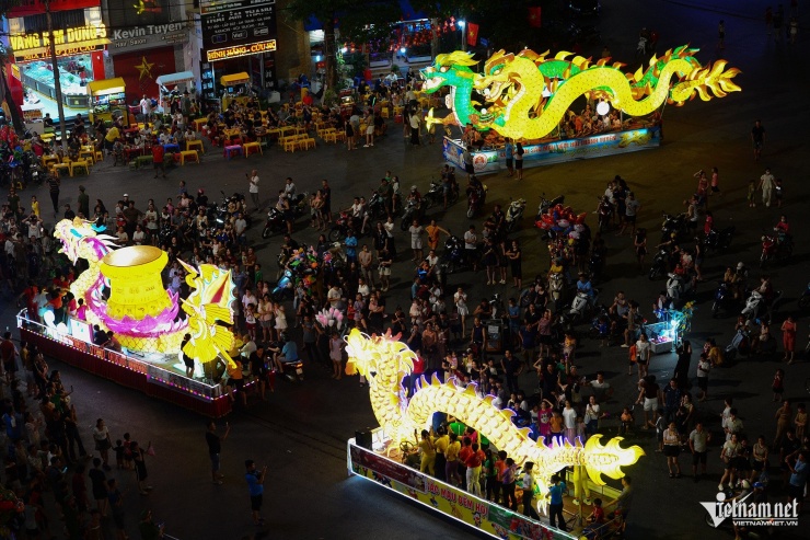 Hàng chục nghìn người đổ về xem đèn Trung thu khổng lồ rực sáng ở Tuyên Quang - 6