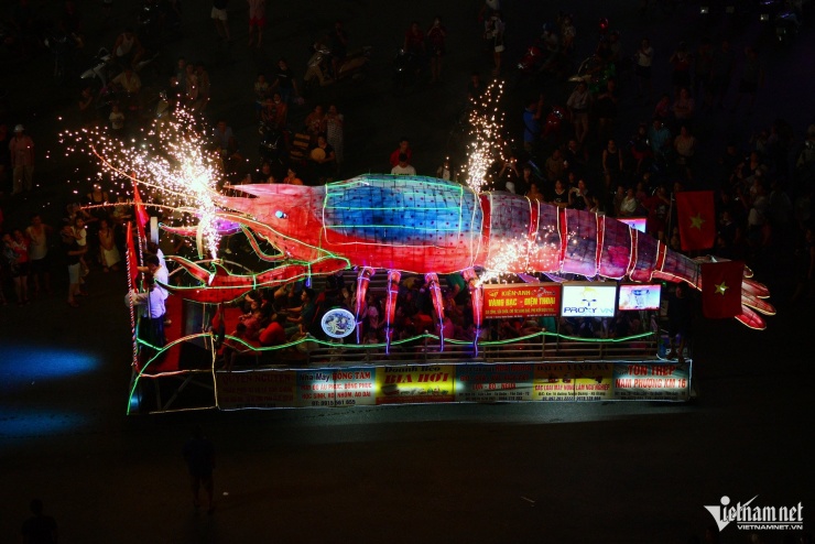 Hàng chục nghìn người đổ về xem đèn Trung thu khổng lồ rực sáng ở Tuyên Quang - 11