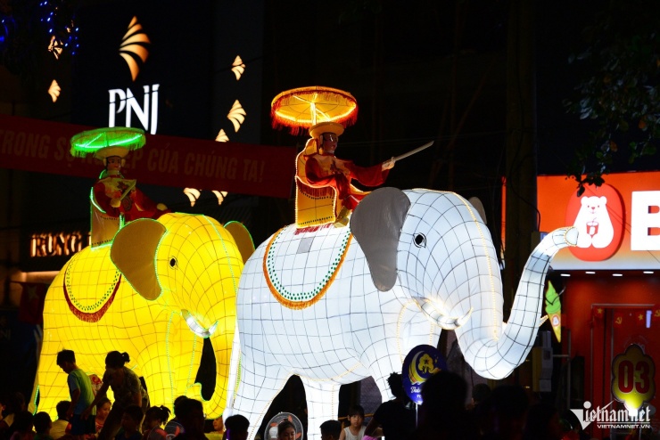 Hàng chục nghìn người đổ về xem đèn Trung thu khổng lồ rực sáng ở Tuyên Quang - 14