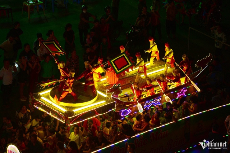 Hàng chục nghìn người đổ về xem đèn Trung thu khổng lồ rực sáng ở Tuyên Quang - 16