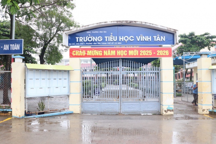 Học sinh trường tiểu học Vĩnh Tân có bàn ghế mới ngay trong hôm nay - 1