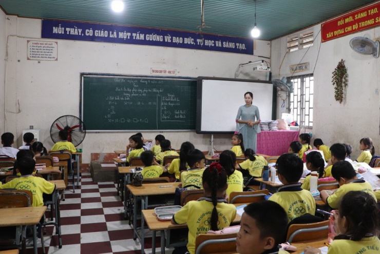 Số lượng học sinh quá lớn nên trường Tiểu học Vĩnh Tân phải tận dụng các dãy học cũ để giảng dạy. Ảnh: LÊ ÁNH