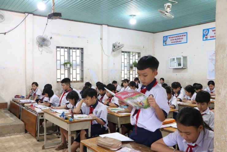 Do số lượng học sinh tăng cao nên hầu như mỗi lớp đều có trên dưới 50 em học sinh. Ảnh: LÊ ÁNH