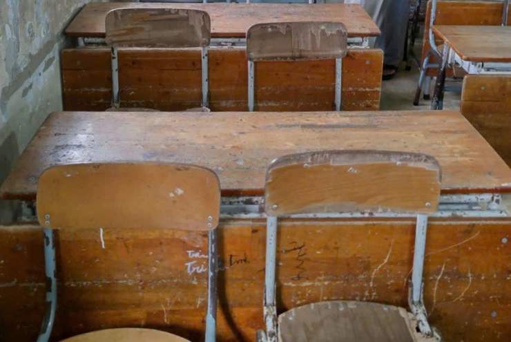 Học sinh trường tiểu học Vĩnh Tân có bàn ghế mới ngay trong hôm nay - 2