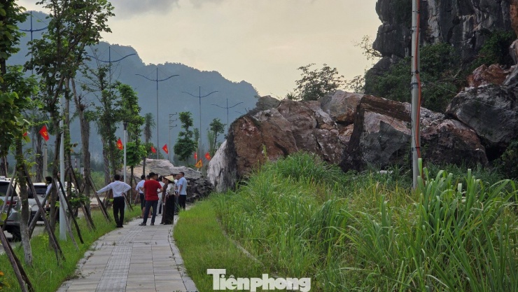 Lực lượng chức năng cho biết sẽ cố gắng thu dọn những khối đá trong thời gian sớm nhất để không ảnh hưởng đến giao thông.