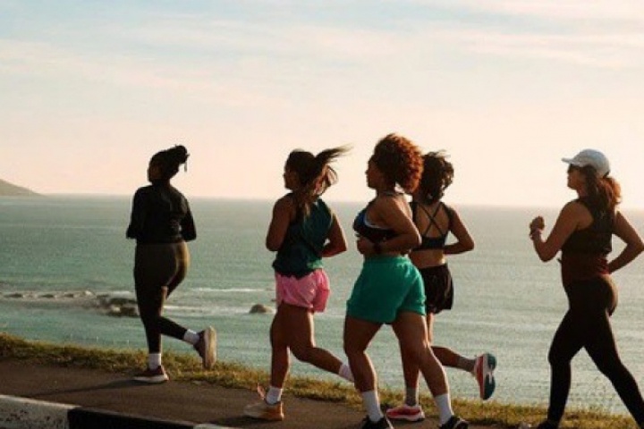 Phụ nữ trung niên chạy bộ thế nào để giảm mỡ mà không mất cơ?