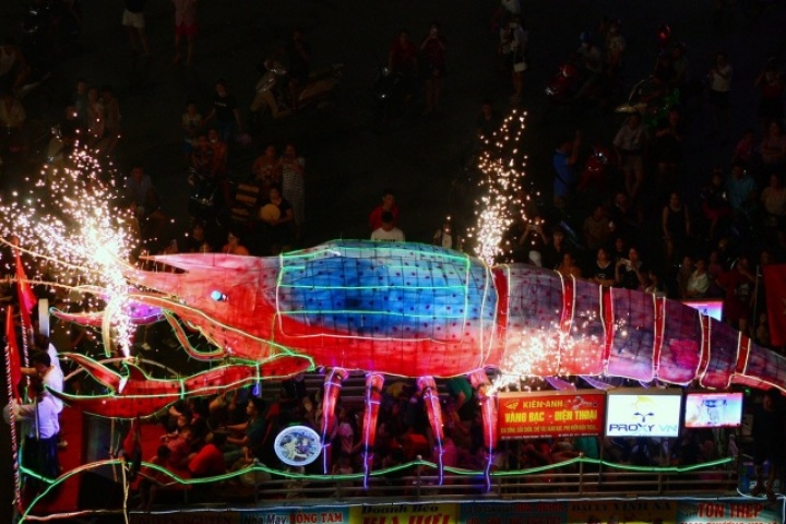 Hàng chục nghìn người đổ về xem đèn Trung thu khổng lồ rực sáng ở Tuyên Quang