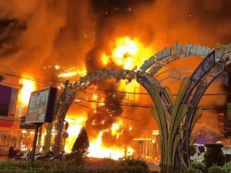 Cháy dãy nhà lan sang trụ sở ngân hàng ở Cà Mau