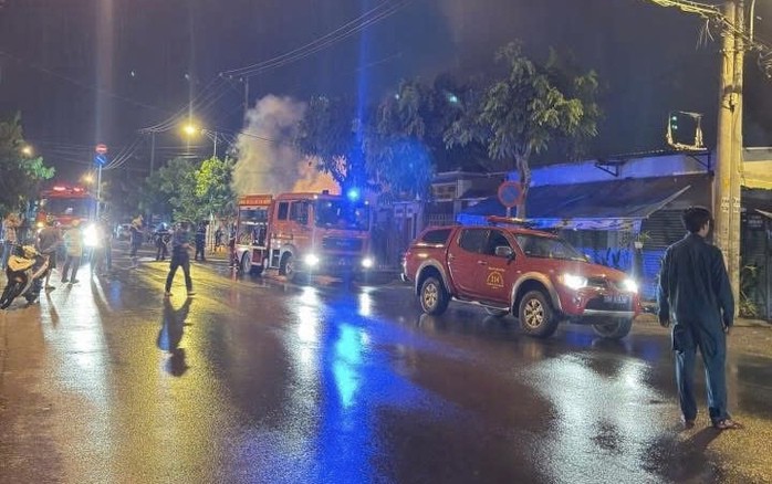 Cảnh sát chữa cháy đến hiện trường.