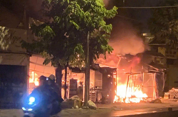 Lửa bùng lên dữ dội.