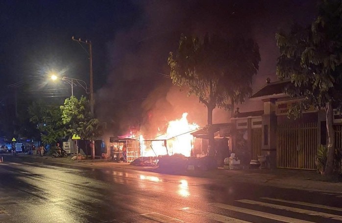 Lửa bùng lên dữ dội.