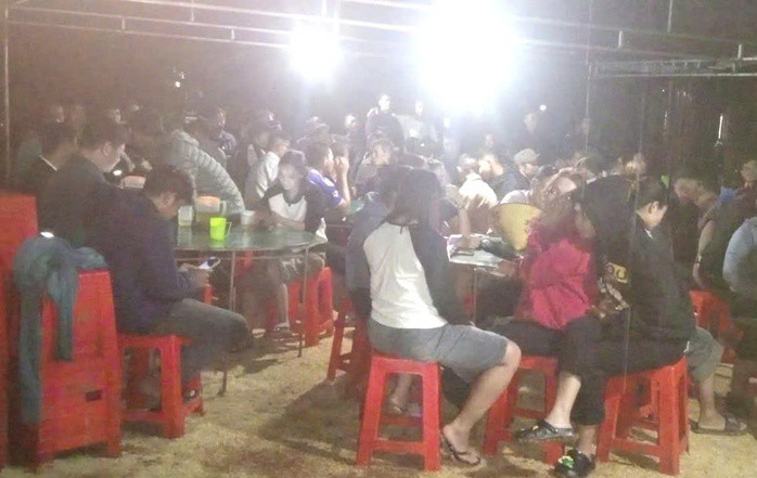 Người dân đến chia buồn cùng gia đình nạn nhân