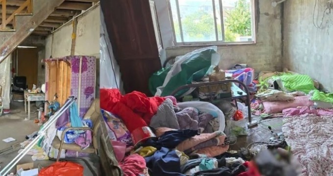 Zheng được phát hiện đã chết trong ngôi nhà bừa bộn của mình, bỏ lại cậu con trai nhỏ Mianmian ở nhà một mình trong nhiều ngày. Ảnh: Handout