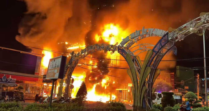 Lửa bùng lên dữ dội bao trùm nhiều căn nhà liền kề trên đường Nguyễn Tất Thành. Ảnh: Thiên Chương