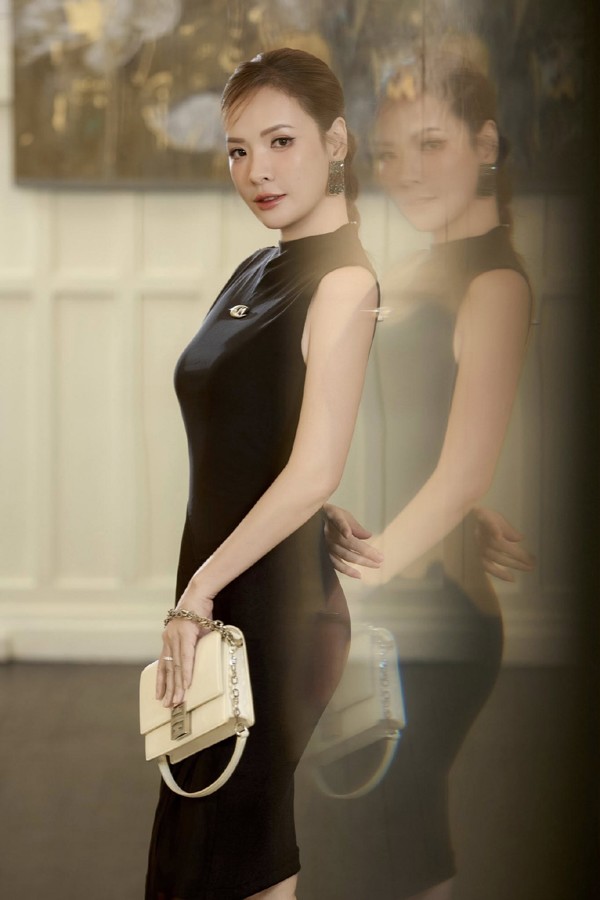 Đan Lê là vợ đạo diễn Khải Anh và là con dâu NSND Khải Hưng. Cô khiến khán giả ấn tượng bởi làn da lẫn sắc vóc xinh đẹp "hack tuổi".