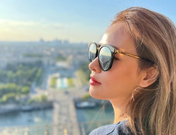 Đầu tiên phải nói về làn da của Đan Lê, ai gặp ở ngoài đời đều không tin cô đã 40 tuổi. Để có một làn da mềm mại, trắng hồng hào, MC Đan Lê đã chăm sóc da rất khoa học.