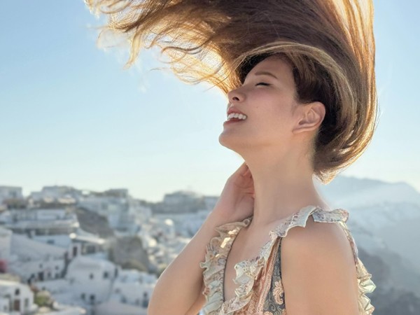 1. Làm sạch da và tẩy da chết: Khi tuổi tác tăng lên, quá trình tái tạo tế bào da trở nên chậm chạp, dẫn đến việc da chết tích tụ nhiều hơn và lớp da mới ít được tạo ra. Điều này tạo ra một lớp da chết dày, khiến cho làn da trở nên khô ráp, xỉn màu và thiếu sức sống. Để khắc phục tình trạng này, cần tăng cường việc tẩy da chết bằng các sản phẩm có chứa các thành phần như AHA, BHA hoặc retinol. 2. Dưỡng ẩm: Sử dụng kem dưỡng ẩm phù hợp với loại da để giúp da mềm mại và mịn màng. 3. Chống nắng: Dù trời râm mát thì vẫn có tia cực tím và việc sử dụng kem chống nắng với chỉ số SPF 30 hoặc cao hơn sẽ giúp ngăn chặn các tác động tiêu cực của ánh nắng mặt trời đến làn da. Khi ra đường vào những ngày nắng gắt, phải cẩn thận che chắn da bằng nhiều hình thức khác nhau. Đó là lý do vì sao việc chống nắng là một phần không thể thiếu trong quy trình chăm sóc da sau tuổi 40.