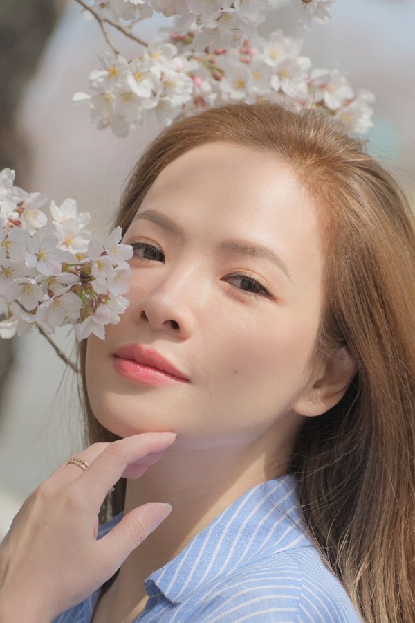 Bước thứ 4 theo Đan Lê là sử dụng các sản phẩm chăm sóc da phù hợp: Những sản phẩm chứa các thành phần chống lão hóa như retinol, vitamin C, và axit hyaluronic rất cần thiết. - Retinol là một dạng của vitamin A, giúp tăng cường quá trình tái tạo tế bào, làm mờ nếp nhăn và cải thiện độ sáng của da. - Vitamin C là một chất chống oxy hóa mạnh mẽ, giúp bảo vệ da khỏi tác động của tia UV và cải thiện sự đàn hồi của da. 5. Chế độ ăn uống và sinh hoạt lành mạnh: Ăn nhiều rau xanh, trái cây và các thực phẩm giàu protein. Hạn chế ăn thức ăn nhanh, đồ chiên rán và đồ ngọt. Ngủ đủ giấc và tập thể dục thường xuyên. Cuối cùng là để tinh thần thả lỏng, vui vẻ.