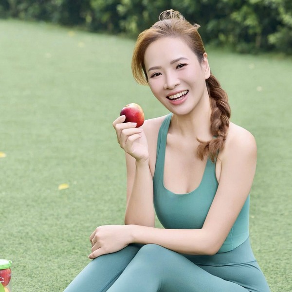 Cô chọn chạy bộ ngoài trời khi có thời gian...