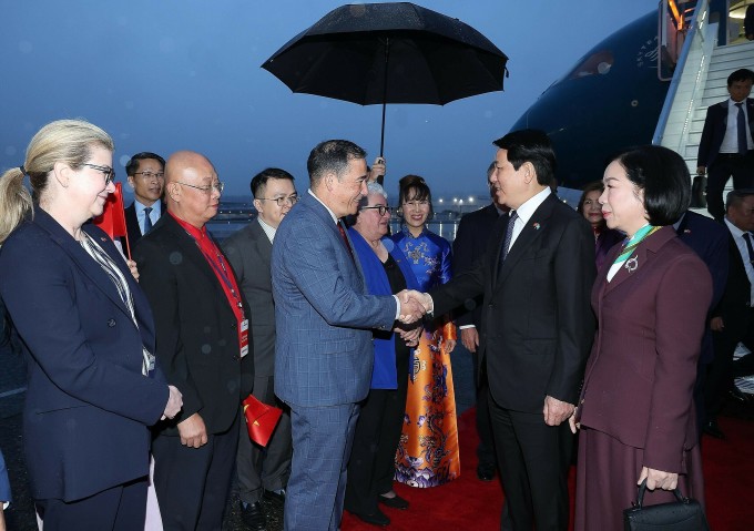 Chủ tịch nước Lương Cường và phu nhân tại sân bay ở thành phố Seattle, bang Washington, Mỹ, sáng 21/9. Ảnh: TTXVN