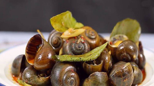 Trong top những món ốc nóng cho ngày thu se lạnh, ốc luộc lá chanh, gừng, sả luôn được xem là món "quốc hồn quốc túy".