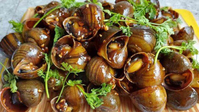 Trong những ngày thu se lạnh, ốc xào me luôn là món ăn làm xiêu lòng thực khách ngay từ cái nhìn đầu tiên.