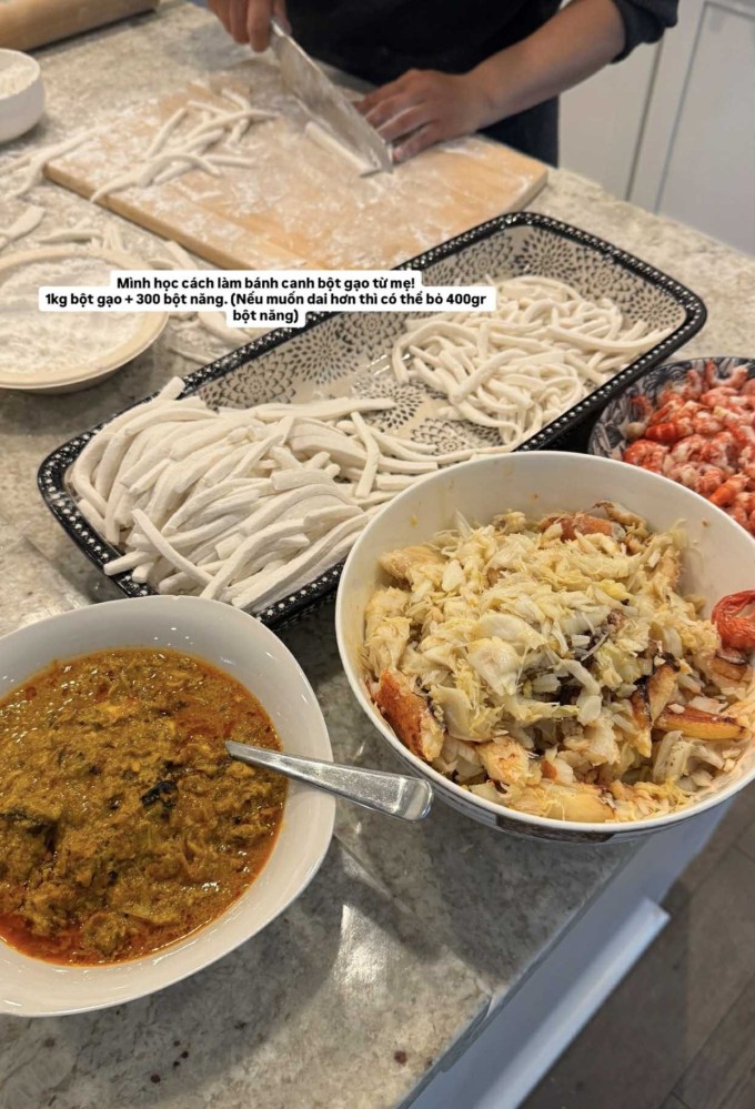 Tăng Thanh Hà tự làm sợi bánh canh tại nhà.
