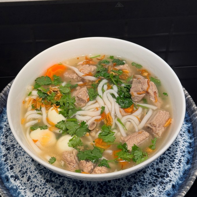Ngoài nước lèo từ gạch cua, Tăng Thanh Hà còn chan bánh canh với nước lèo từ xương.
