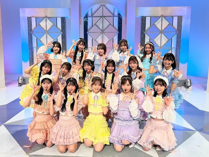 Một số thành viên của AKB48 trong chương trình kỷ niệm 20 năm thành lập. Ảnh: Instagram/ AKB48