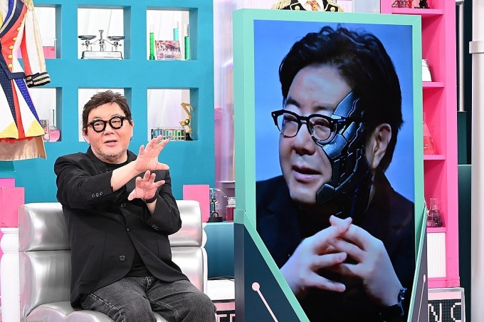 Nhạc sĩ Yasushi Akimoto (trái) và phiên bản AI Akimoto trong chương trình "Yasushi Akimoto × AI Akimoto: AKB48 New Song Showdown". Ảnh: Instagram/ AI Akimoto