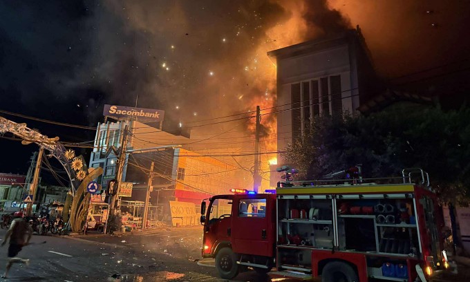 Căn nhà bị cháy gần nhiều chi nhánh ngân hàng. Ảnh: Thiên Chương