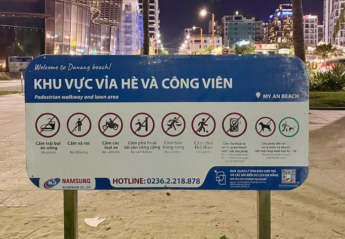Khu vực vỉa hè dọc các tuyến biển ở Đà Nẵng đã lắp bảng cấm đỗ xe máy trên vỉa hè
