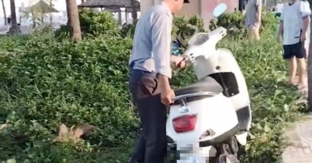 Ban Quản lý lên tiếng vụ clip bảo vệ dắt xe máy...