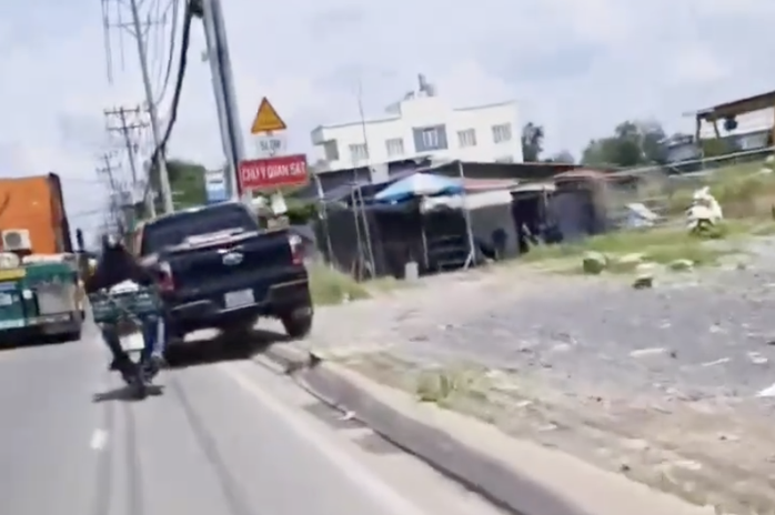 Xe bán tải vừa chạy dưới đường vừa leo vỉa hè.