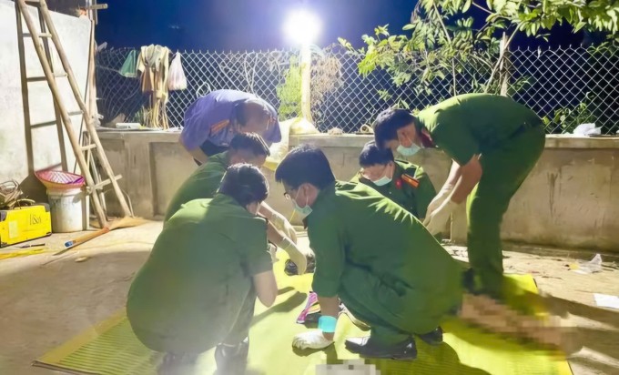 Công an khám nghiệm hiện trường điều tra án mạng đêm 20/9. Ảnh: Lam Sơn