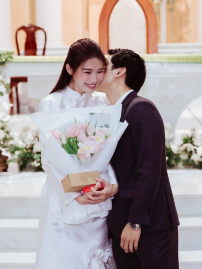 Quỳnh Châu và Phát Nguyễn làm lễ rửa tội tại nhà thờ.