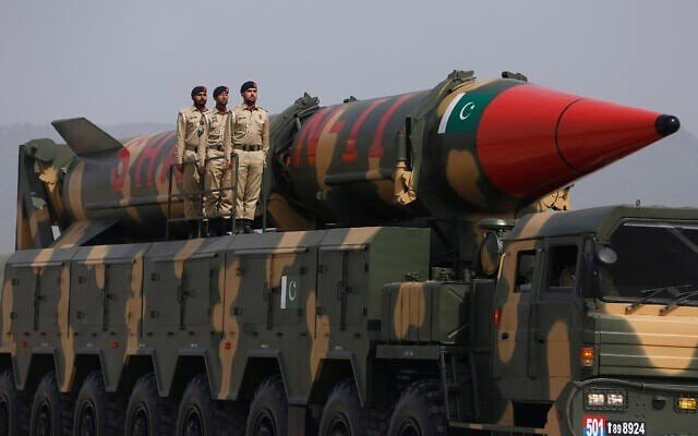 Tên lửa Shaheen-III do Pakistan sản xuất, có khả năng mang đầu đạn hạt nhân, được trưng bày trong cuộc duyệt binh kỷ niệm Ngày Quốc khánh Pakistan tại Islamabad năm 2022. (Ảnh: AP)