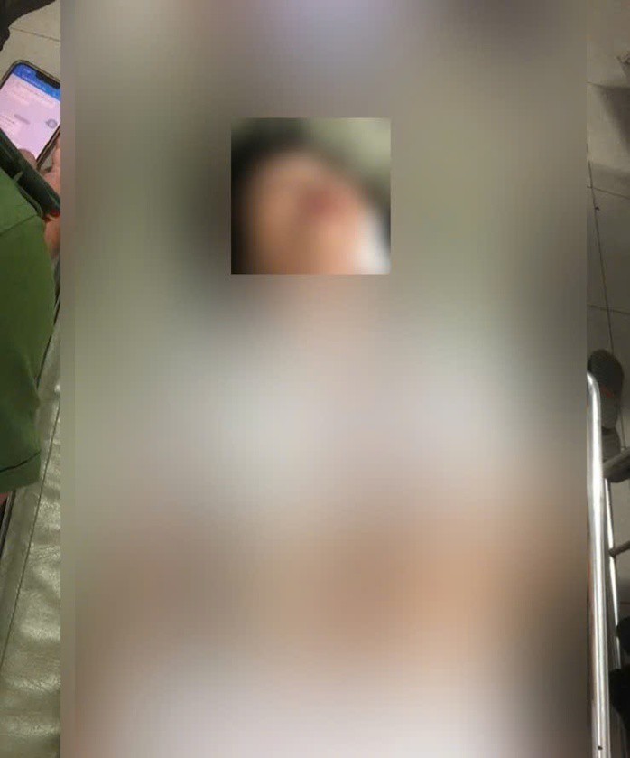 Hai mẹ con nạn nhân đang được cấp cứu tại bệnh viện