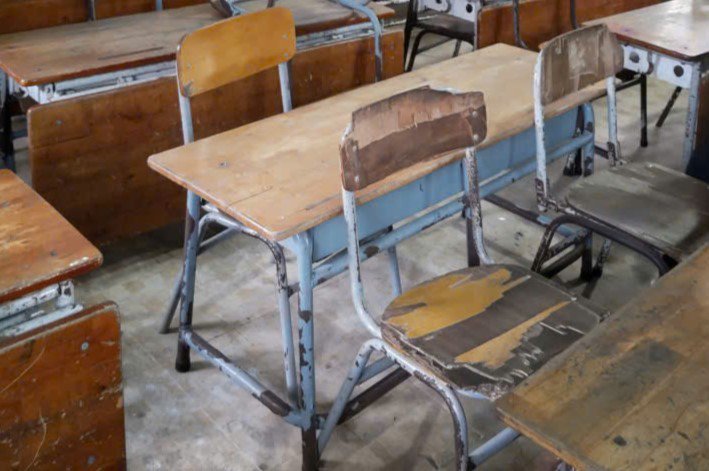 Phụ huynh lo lắng bàn ghế xuống cấp ảnh hưởng đến chất lượng học của các em học sinh. Ảnh: LÊ ÁNH